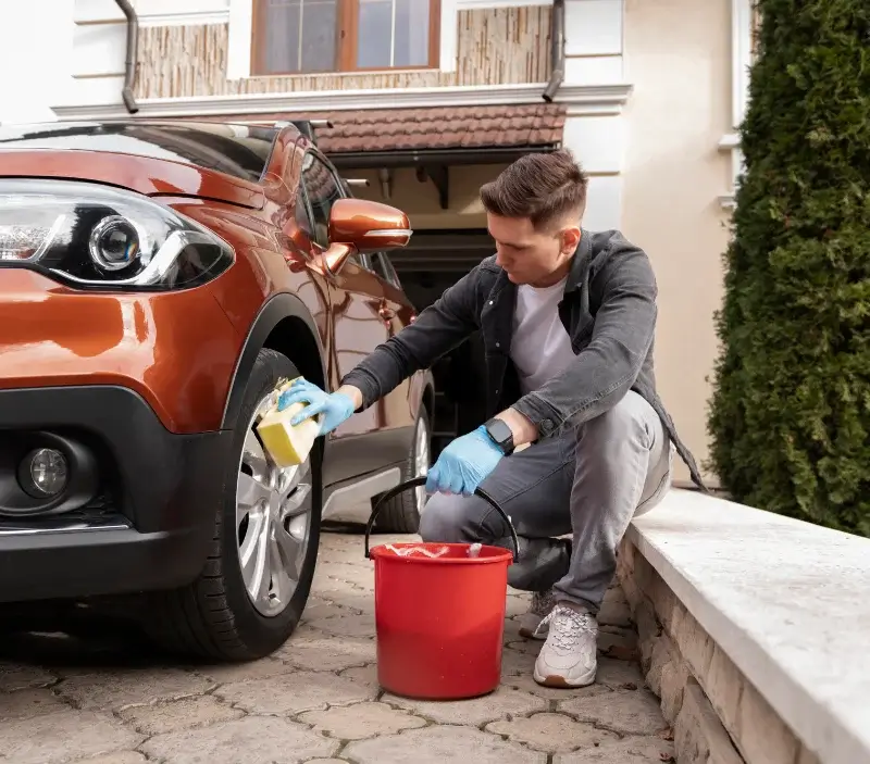 Lavage auto à domicile Pléchâtel : professionnel intervenant sur un véhicule
